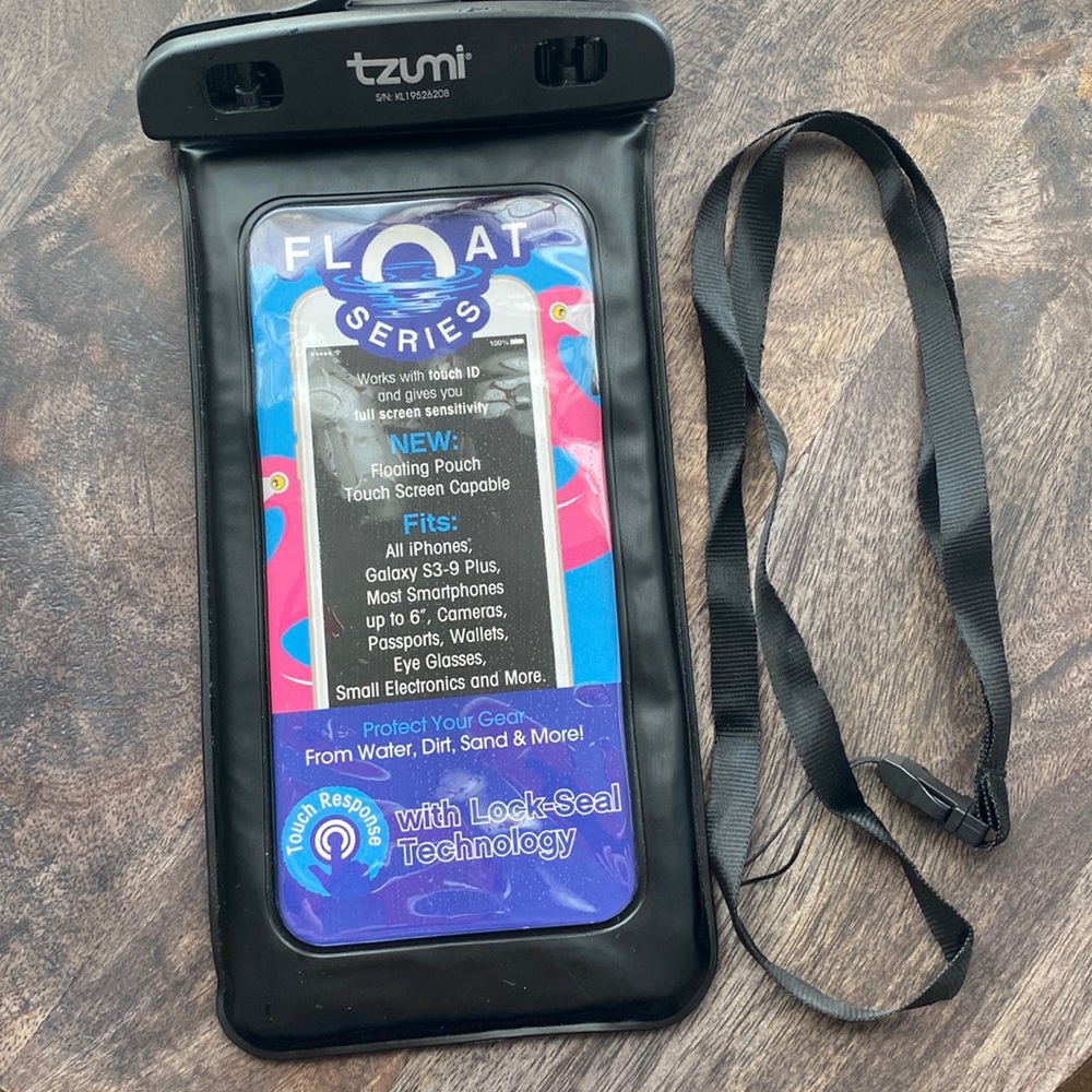 Tzumi float cell phone case pouch series w/cord like new vacation boating pool